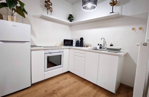 Erzsebetvaros Apartment | Sunny & new 2 BDR, luxe full apartment with AC in Budapest Downtown Central hub