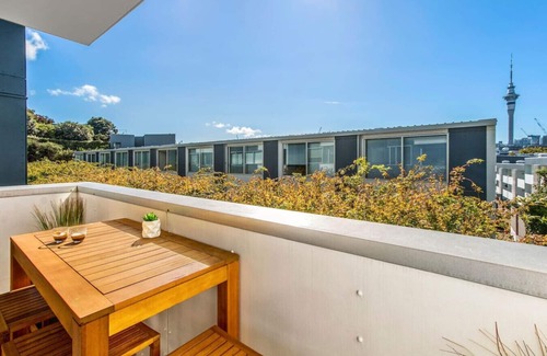 Auckland Central Business District Apartment | Sunny Peaceful Urban Place with Air Con & Carpark