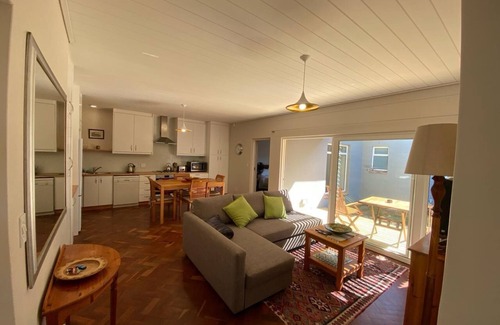 Milnerton Cottage | Sunny private one bedroom cottage with cozy fireplace,10km from CBD & waterfront