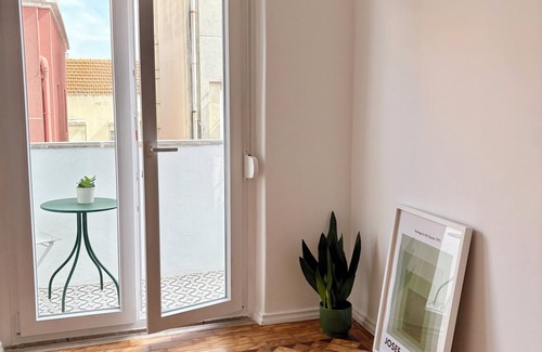 Moscavide Apartment | Sunny Renovated Apartment with Balcony in Central Moscavide