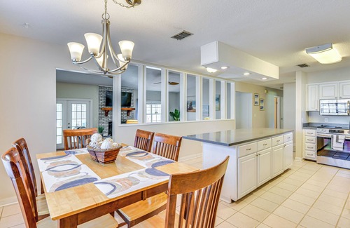 Wright House | Sunny Retreat w/Hot Tub in Fort Walton Beach!