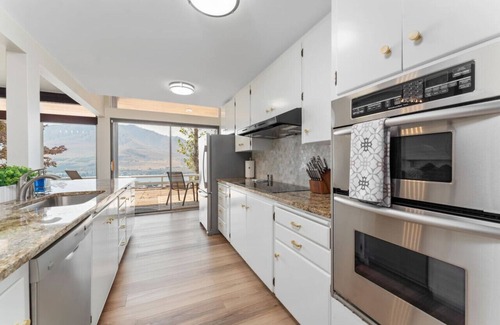 Chelan House | Sunny Retreat-Lake views/HotTub/BBQ/firepit