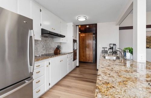 Chelan House | Sunny Retreat-Lake views/HotTub/BBQ/firepit