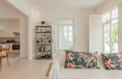 Sea Point Apartment | Sunny Sea Point Stay with Ocean Views and No Outages