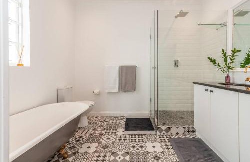 Sea Point Apartment | Sunny Sea Point Stay with Ocean Views and No Outages