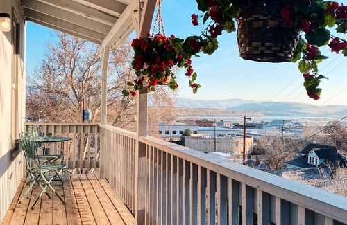 The Dalles Apartment | Sunny+Serene Dwntwn Apt w/Gorgeous River Views!