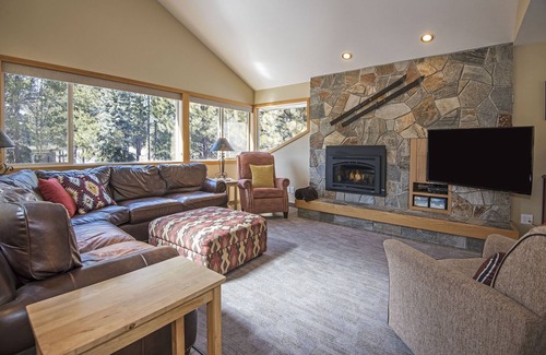 Sunriver House | Sunny Sunriver Four-Bedroom has Hot Tub, Spacious Rooms, Two Decks Near Golf!