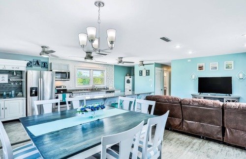 Vilano Beach House | Sunny Upper Level 1 Block from 2 Beaches w/Private Pool, High-Speed Wi-Fi