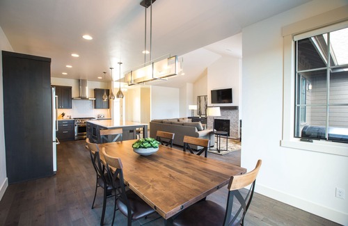 Bend House | SUNNY VACAY ~ 24-hr staff ~ south views ~ BBQ ~ 🐶 ~ hot tub ~ Bend