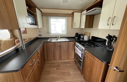 Dymchurch House | Sunny View - with wrap around decking (D/F)