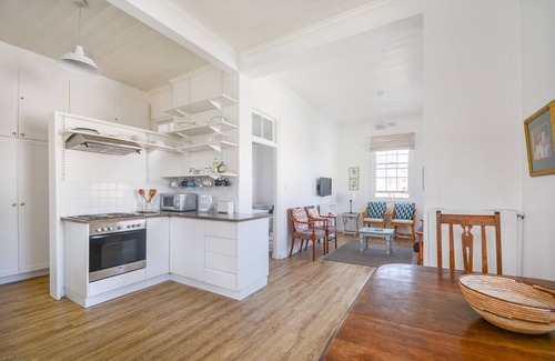 Kalk Bay Apartment | Sunny Windsor Apt in the heart of Kalk Bay