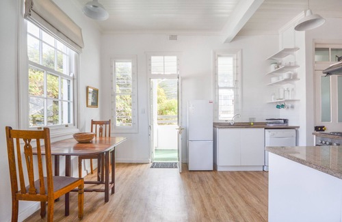 Kalk Bay Apartment | Sunny Windsor Apt in the heart of Kalk Bay