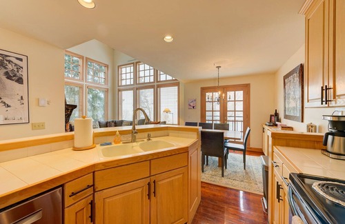 Salt Lake Mountain Resorts Condo | Sunnyside Lodge - ski-in/out to Snowbird