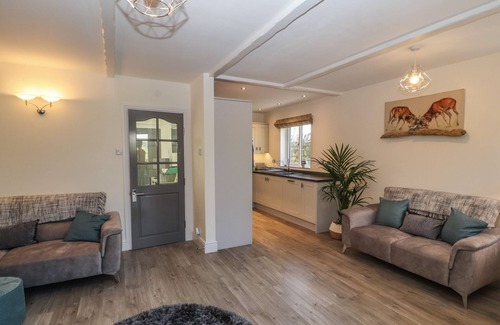 Flookburgh Cottage | SUNRAE HOUSE, pet friendly, character holiday cottage in Flookburgh