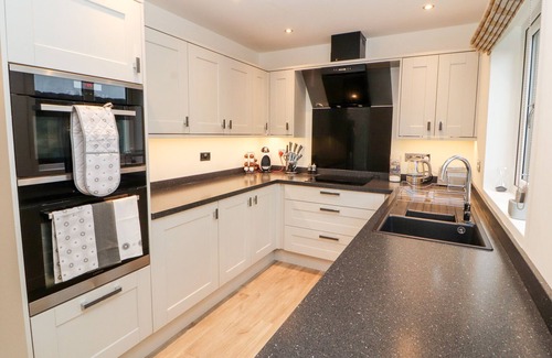 Flookburgh Cottage | SUNRAE HOUSE, pet friendly, character holiday cottage in Flookburgh