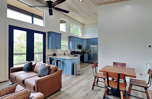 Gatlinburg - Pigeon Forge Cabin | Sunrise in the Cove | Modern, Pet-Friendly w. Indoor Pool