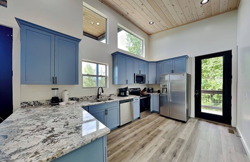 Gatlinburg - Pigeon Forge Cabin | Sunrise in the Cove | Modern, Pet-Friendly w. Indoor Pool