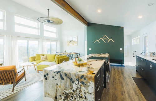 Central City House | Sunrise+Sunset views - HotTub/Firepit/RecRoom/BBQ/Yoga studio/Treadmill