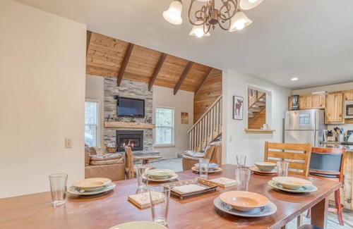 Deer Park House | Sunriver Beauty Bonus Loft, Hot Tub, Bikes, Near SHARC with Free Passes!