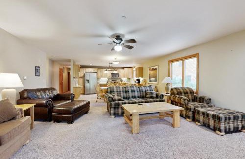 Arkdale Apartment | Sunset Condominiums: The Retreat