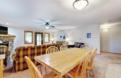 Arkdale Apartment | Sunset Condominiums: The Retreat