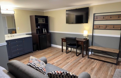 St Ignace Hotel | Sunset Motel at Armand's Gardens