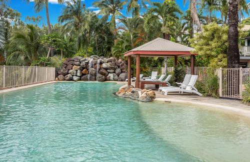 Airlie Beach Apartment | Sunset Oasis