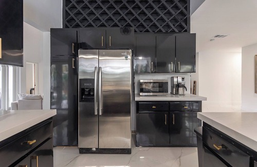 Sunset House | Sunset Retreat - Spacious 5-bedroom house with POOL in awesome Miami