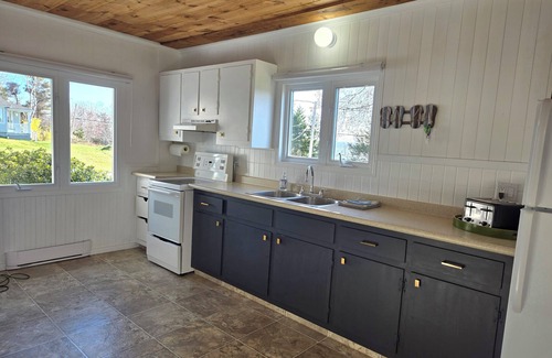 Ragged Island House | Sunset Shore House. Beautiful sunsets 4.8 km from Shelburn's historic waterfront
