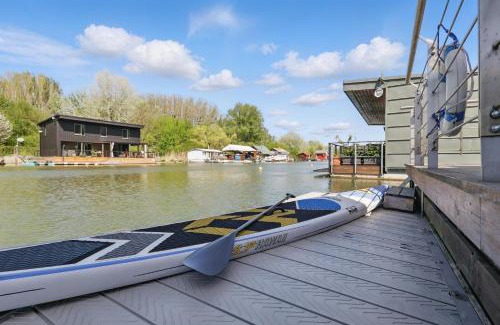 Rusovce House | Sunset view Housboat with sundeck,AC&Heating