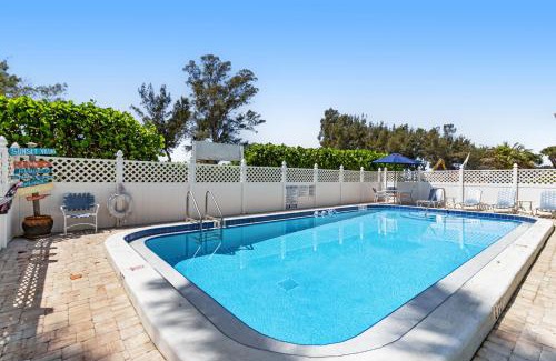 Bradenton Beach Apartment | Sunset Villa 2