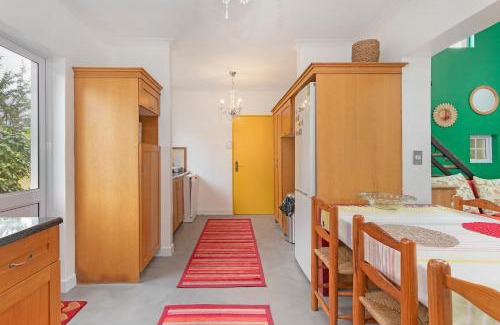 Sunset Beach Villa | Sunset Yellow Cottage