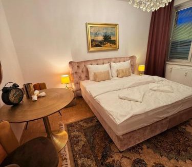 Hundsturm Apartment | Sunsets and Sunrise Luxury Suites by Milochev