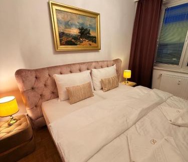 Hundsturm Apartment | Sunsets and Sunrise Luxury Suites by Milochev