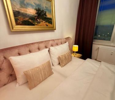 Hundsturm Apartment | Sunsets and Sunrise Luxury Suites by Milochev