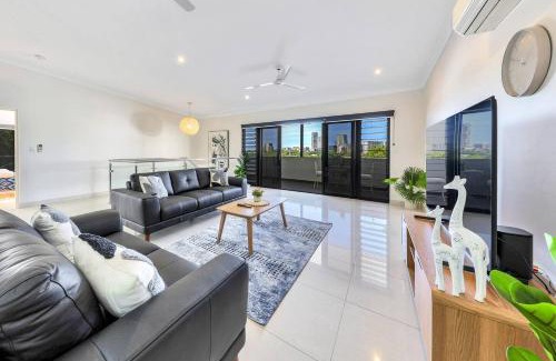 Stuart Park House | Sunsets & City Skyline Views With Pool