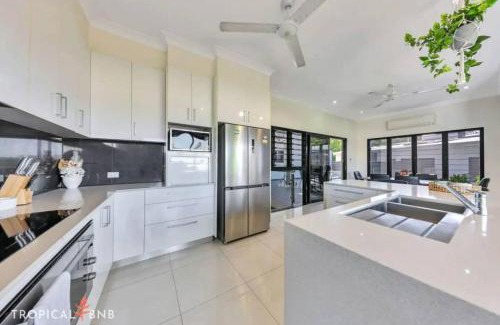 Stuart Park House | Sunsets & City Skyline Views With Pool