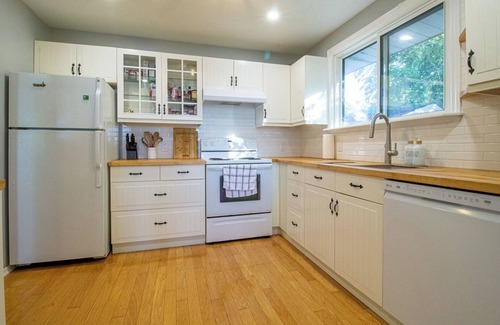 Scugog Cottage | Sunsets on Scugog - Three Bedroom Cottage, Sleeps 8