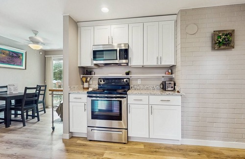 Des Moines House | Sunsets over Sound | Water-View Getaway on Half-Acre | Walk to Dining