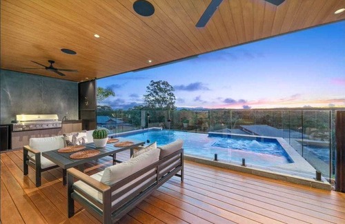 Murrumba Downs House | Sunsets views by the infinity pool overlooking a Koala Eucalyptus Reserve.