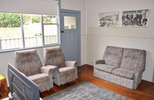 South West Rocks House | Sunshine Cottage - Bring your own linen.