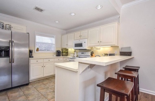 Dadeville Villa | Sunshine Daydream- 1 Bedroom Lakefront Condo