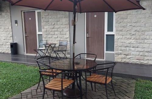Waru House | Sunshine Family Homestay near Terminal 1 Juanda Airport