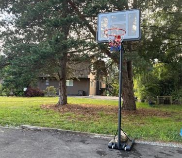 Langley House | Sunshine garden 5 bedrooms2 living rooms3 bathrooms1 kitchen