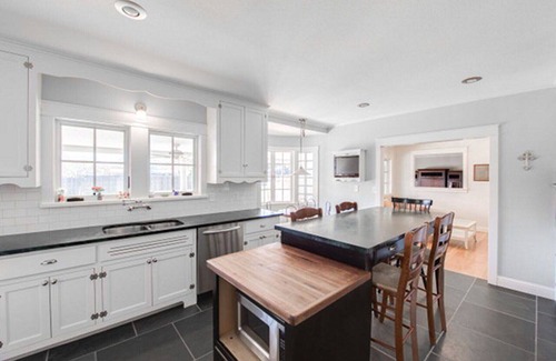 Fredericksburg House | Sunshine Haus, Sleeps up to 14, Hot Tub, Pool, Walk to Main Street, 2 firepls