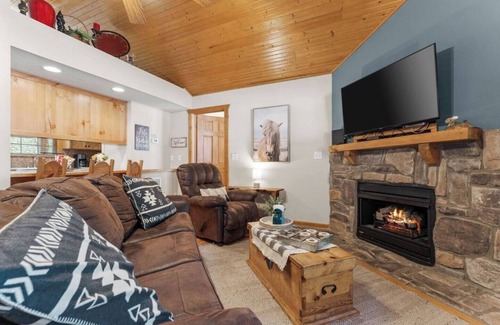 Reeds Spring Cabin | Sunshine Stonebridge Cabin near Silver Dollar City - Pools, Lake, Golf!