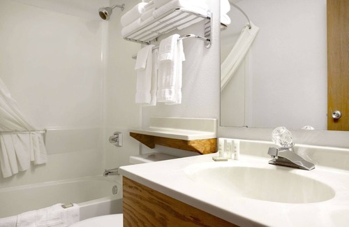 Virginia Hotel | Super 8 by Wyndham Eveleth