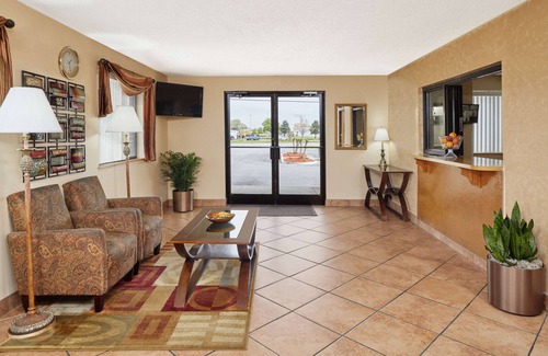 Greenville Hotel | Super 8 by Wyndham Greenville