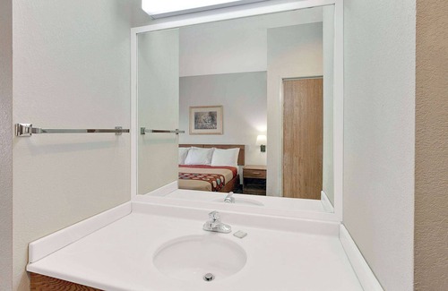 Hampshire Hotel | Super 8 by Wyndham Hampshire IL