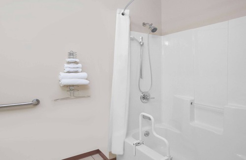 Mason City Hotel | Super 8 by Wyndham Mason City